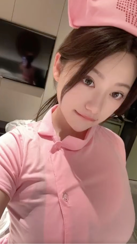 粉色护士姐姐:趴下,我要开始打针啦