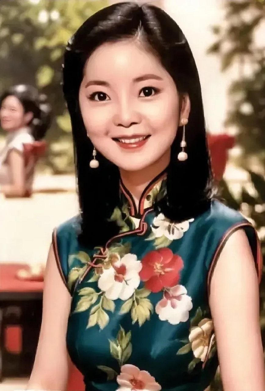 这幅画中的邓丽君,她的美丽和温柔让人感到不可言喻的感动,她的歌声
