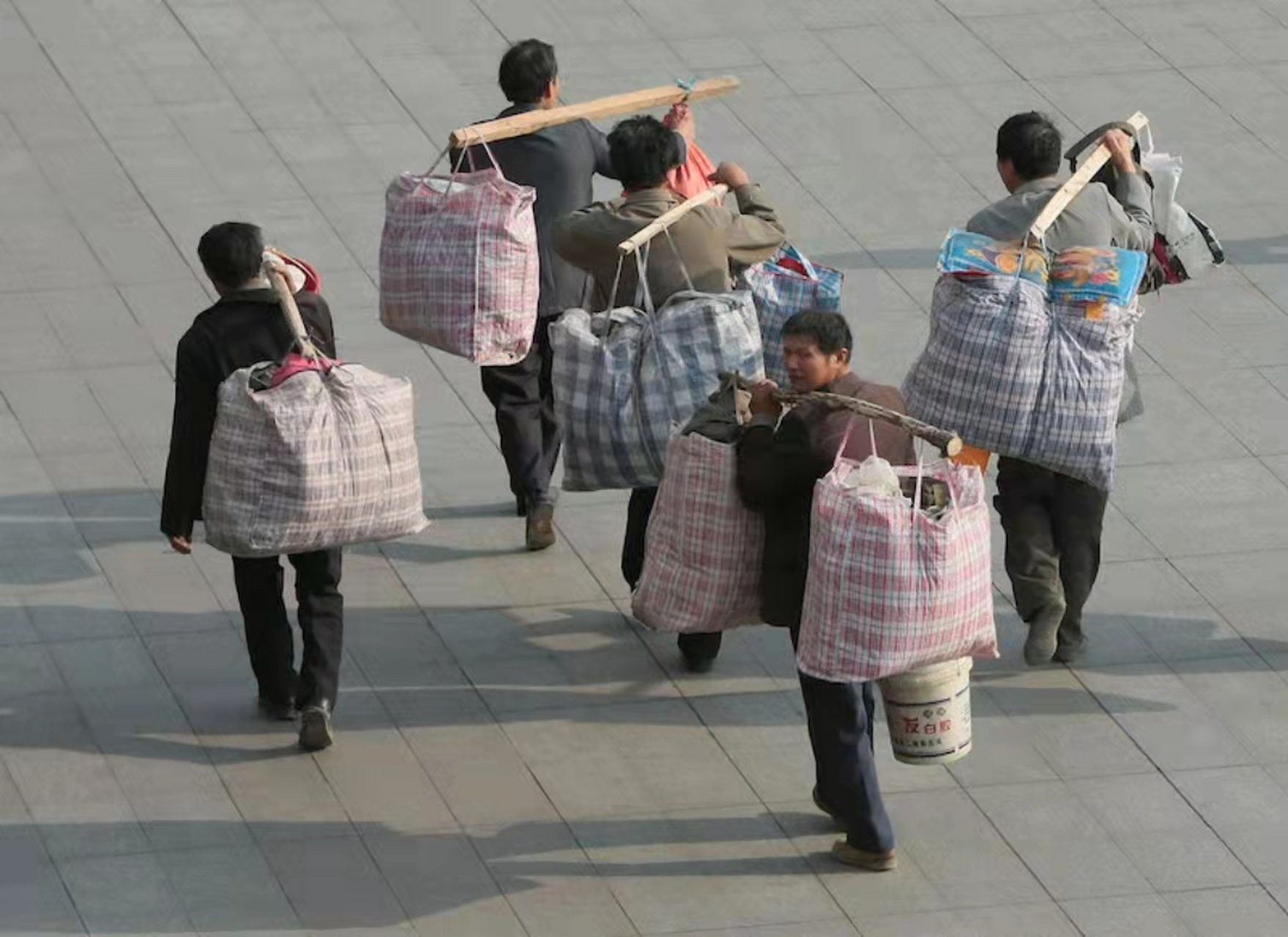 我一个远房表叔,90"年代"就去广东打工了