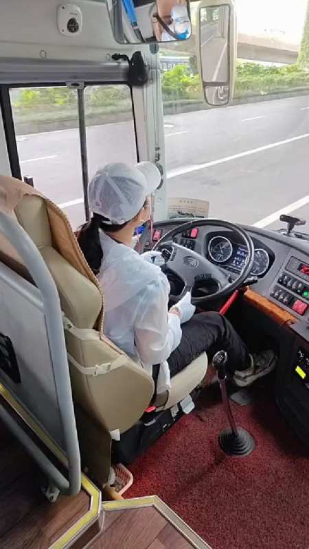 独立自信的女人最漂亮,锅盖擦的再亮都不及挣钱活的漂亮,大巴车女司机