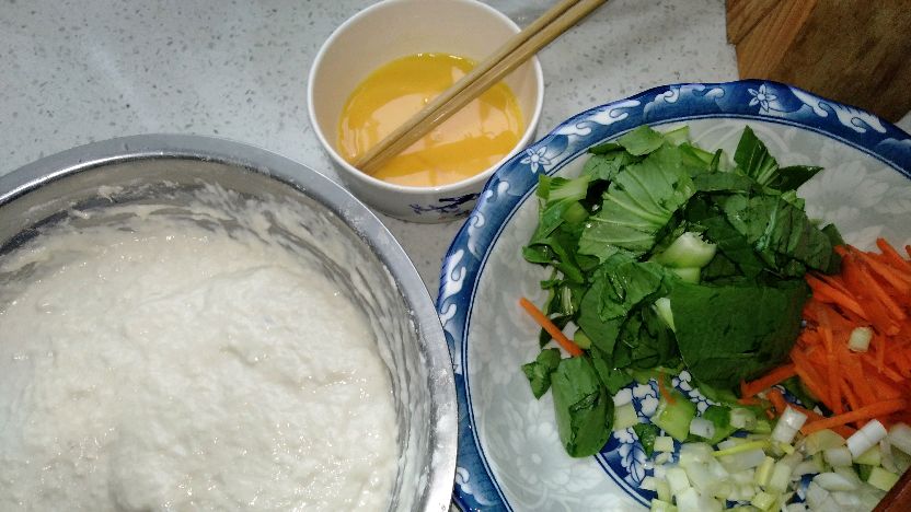胡萝卜青菜加鸡蛋,做了一锅大面疙瘩,老公来帮忙感觉好幸福