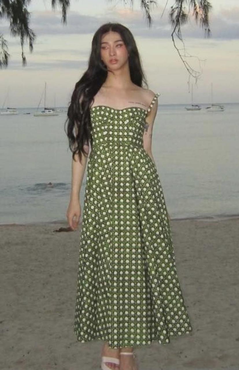 7月15日,伊能静儿子哈利再晒女装照 他化着浓妆,波浪长发,身穿绿色