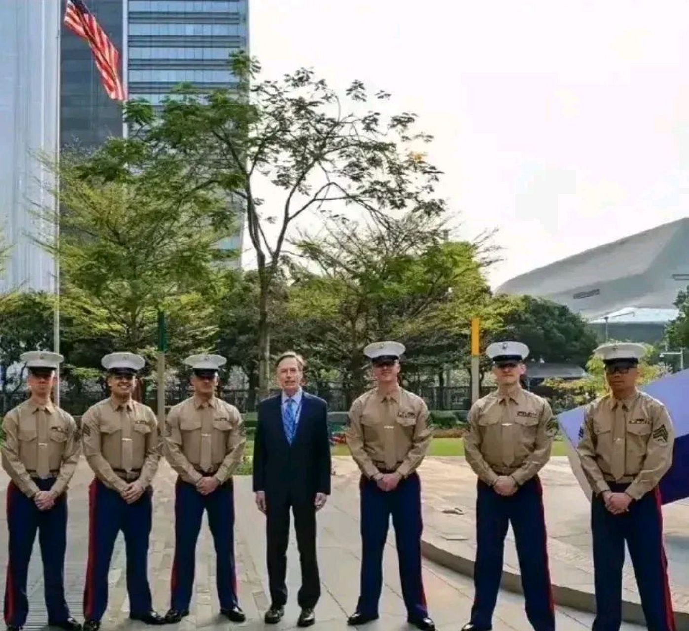 照片中身穿美式軍裝的軍人為美國駐廣州領事館的美軍海軍陸戰隊隊員