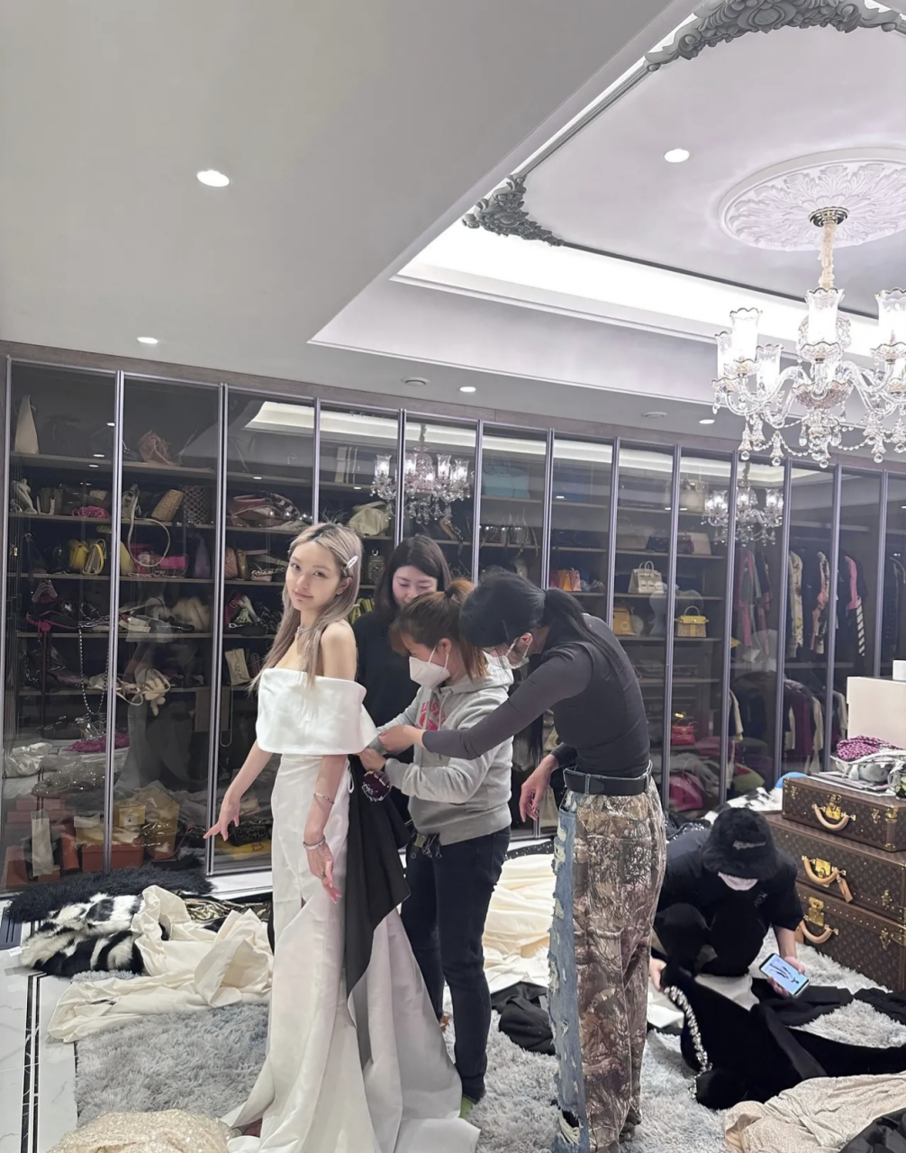 网红周扬青家里真是太豪了,先不说这房子有多宽敞,就说这塞得满满当当