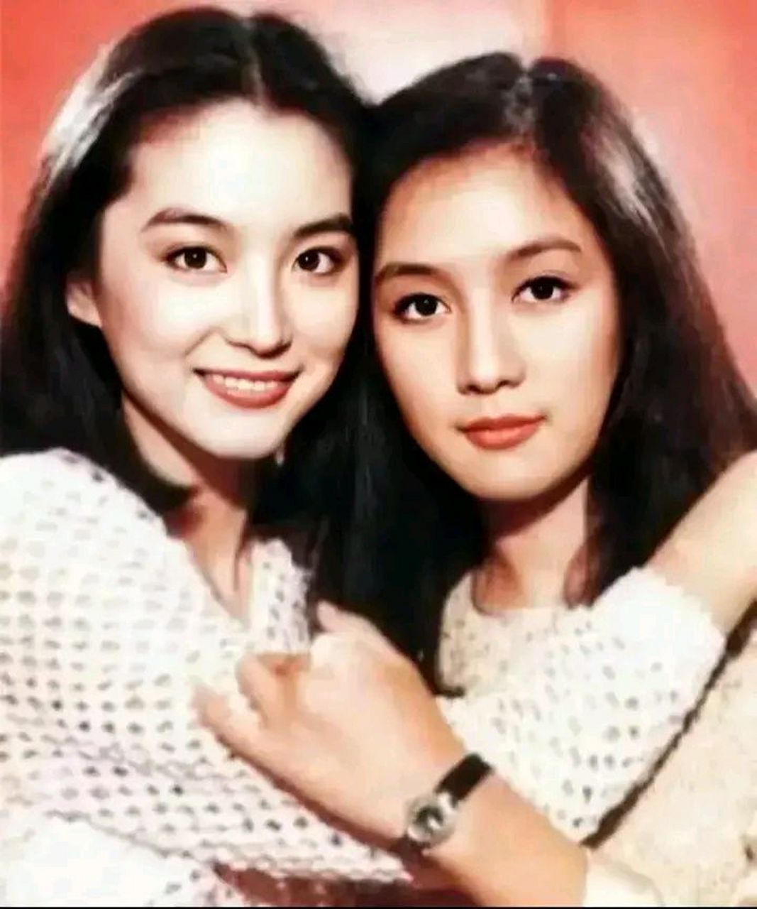 林青霞和吕秀菱是两位琼女郎,在一张合影照中,她们各自散发出独特的