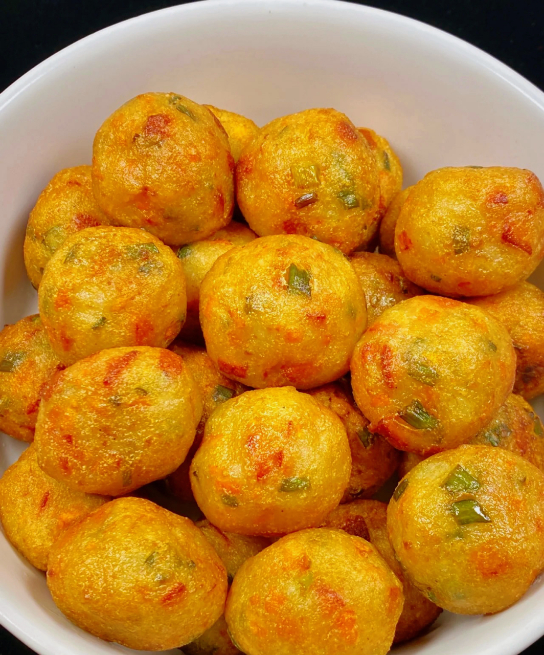 做法很简单,如图2所示  口感非常软糯,入口即化,这道胡萝卜土豆球