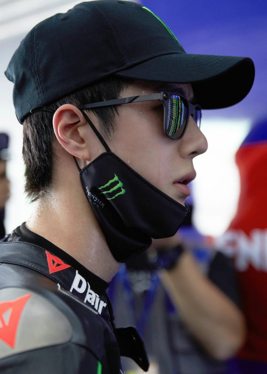 帅哥即使戴了帽子,还是一眼就认出来了 #王一博