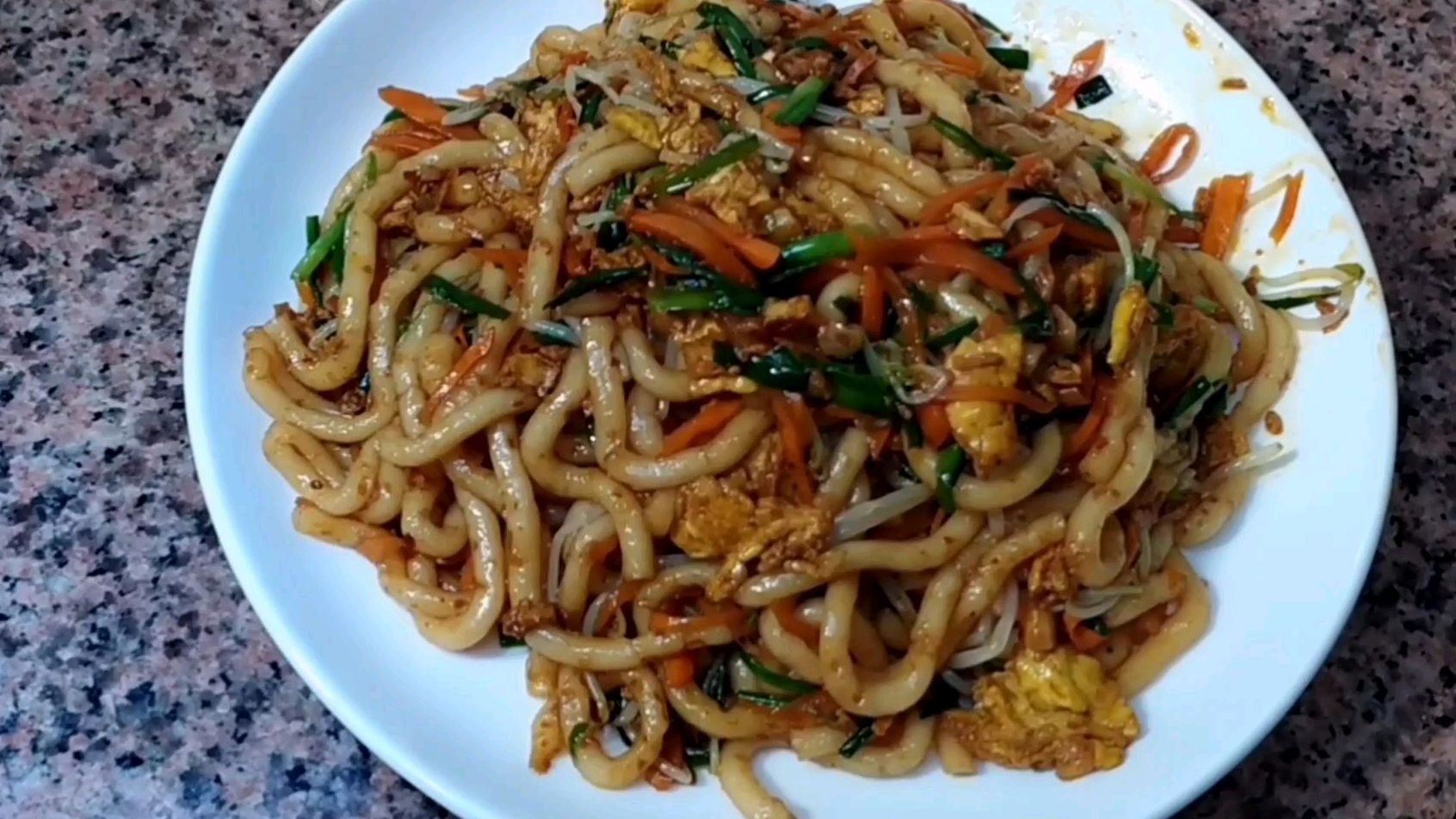 土豆粉这样做,再也不用去外面买了,做法简单,一大盘子不够吃