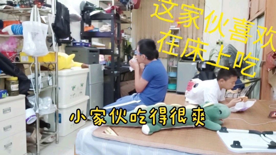 晚餐点了份汉堡、炸鸡,小家伙最爱吃了,考试三个A要吃三次汉堡