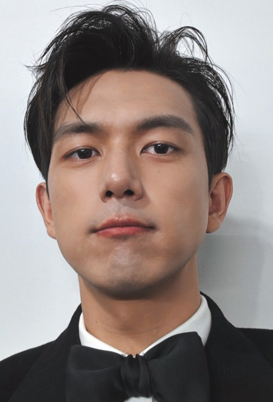 李现晒原相机自拍,角度还是那么清奇,脸上有些小痘坑还有胡渣都能看到