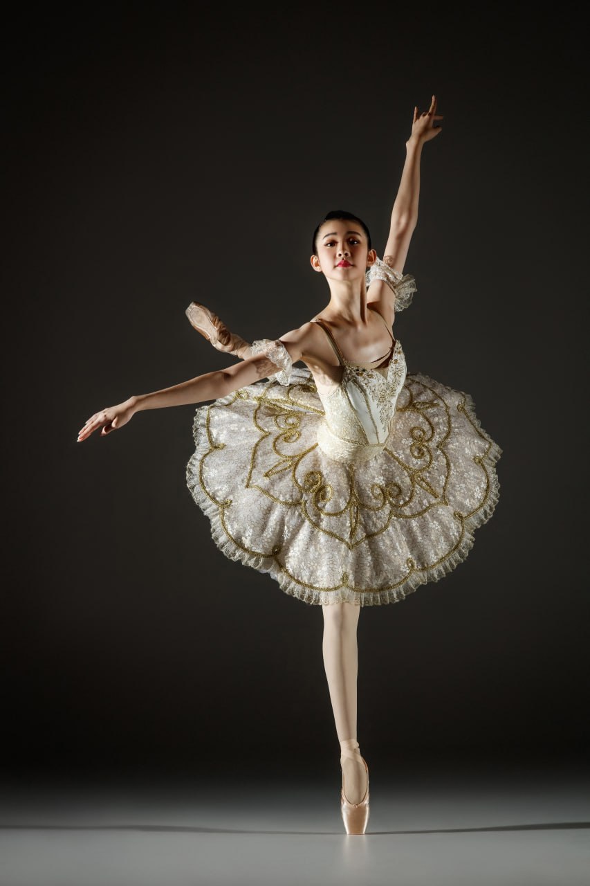 张艺凡芭蕾舞生图#女明星# #美女写真# #娱圈新动向