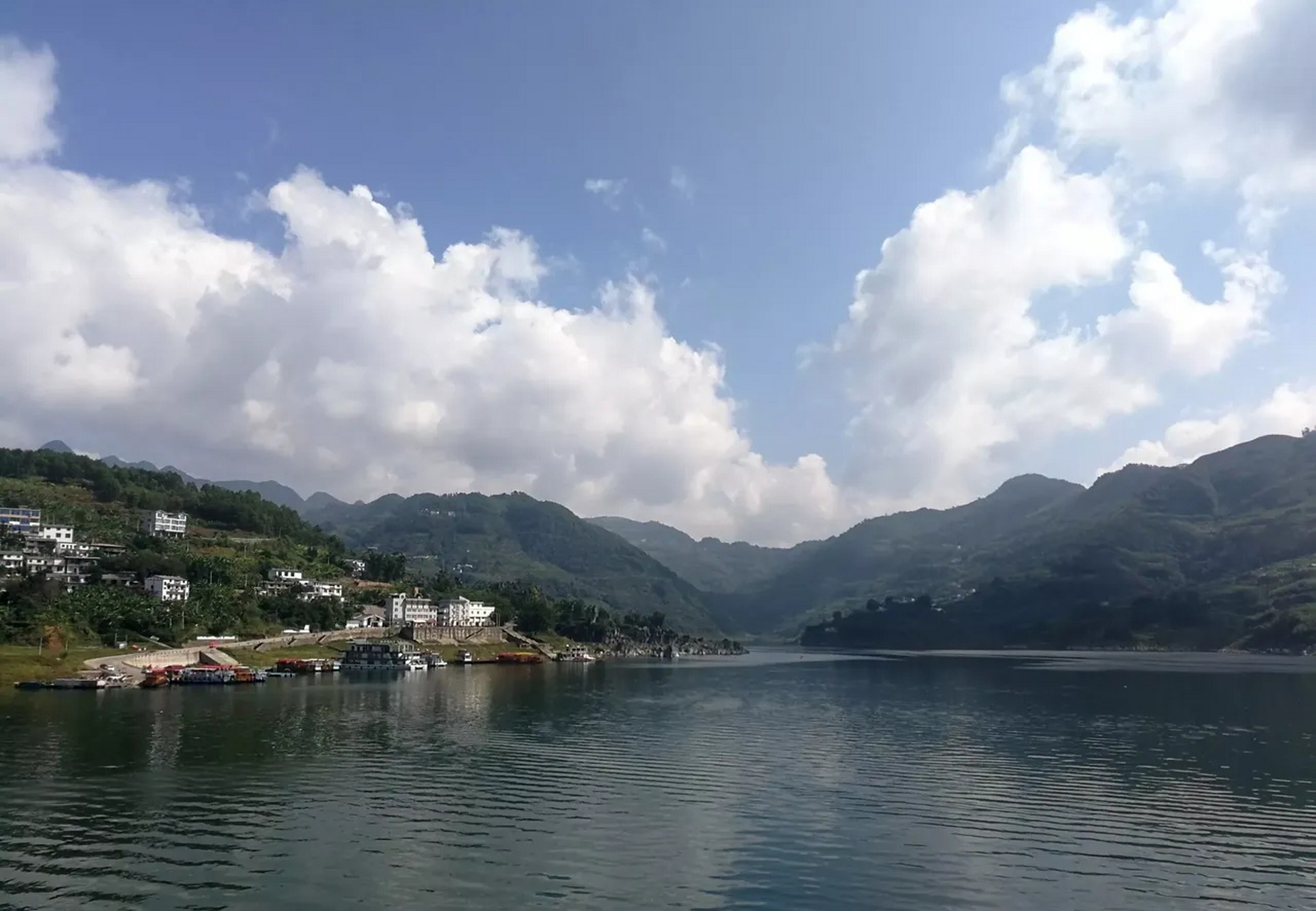 兴义旅居阴雨多日,难得晴天去了万峰湖的红椿码头.