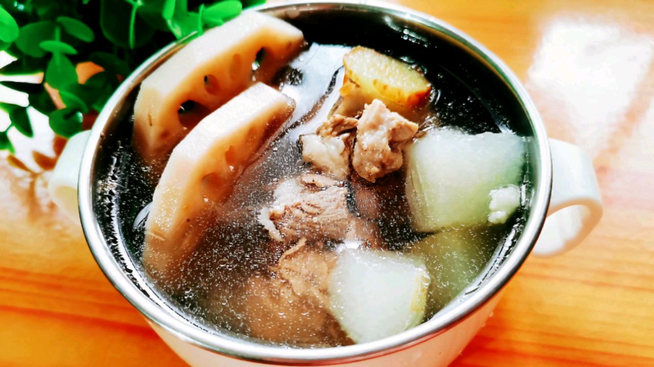 入秋了,一定要为家人做这道汤,排骨莲藕雪梨汤,清爽营养又美味