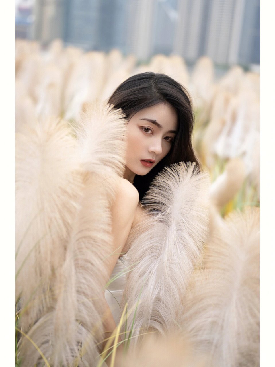 姐姐掉进了芦苇荡 这片芦苇真的太美了 拍照yyds 后面有上海标志性