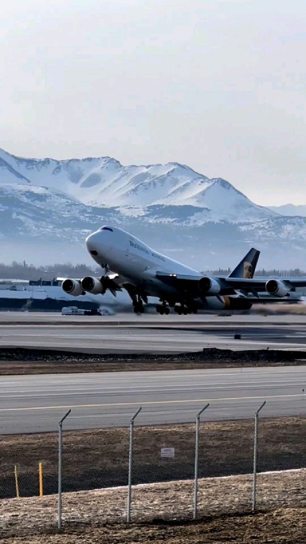 波音747从机场起飞