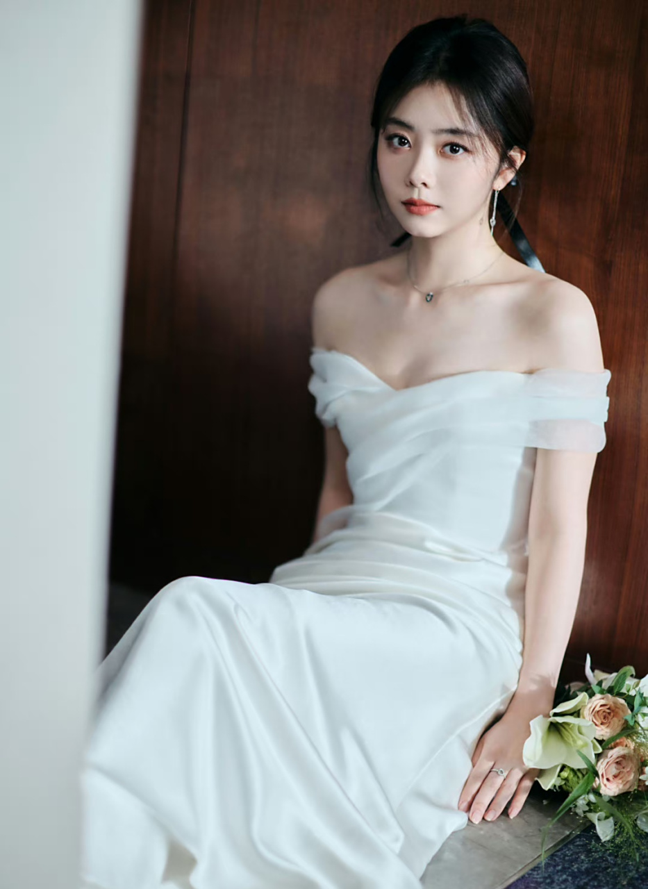 谭松韵白色缎面礼裙,一袭抹胸缎面丝绸白礼裙亮相,谭松韵看起来好优雅
