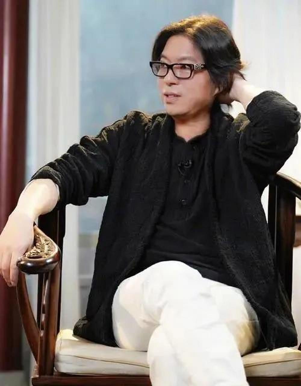 高晓松身穿红色卫衣,头发剪得很短,看起来非常年轻.