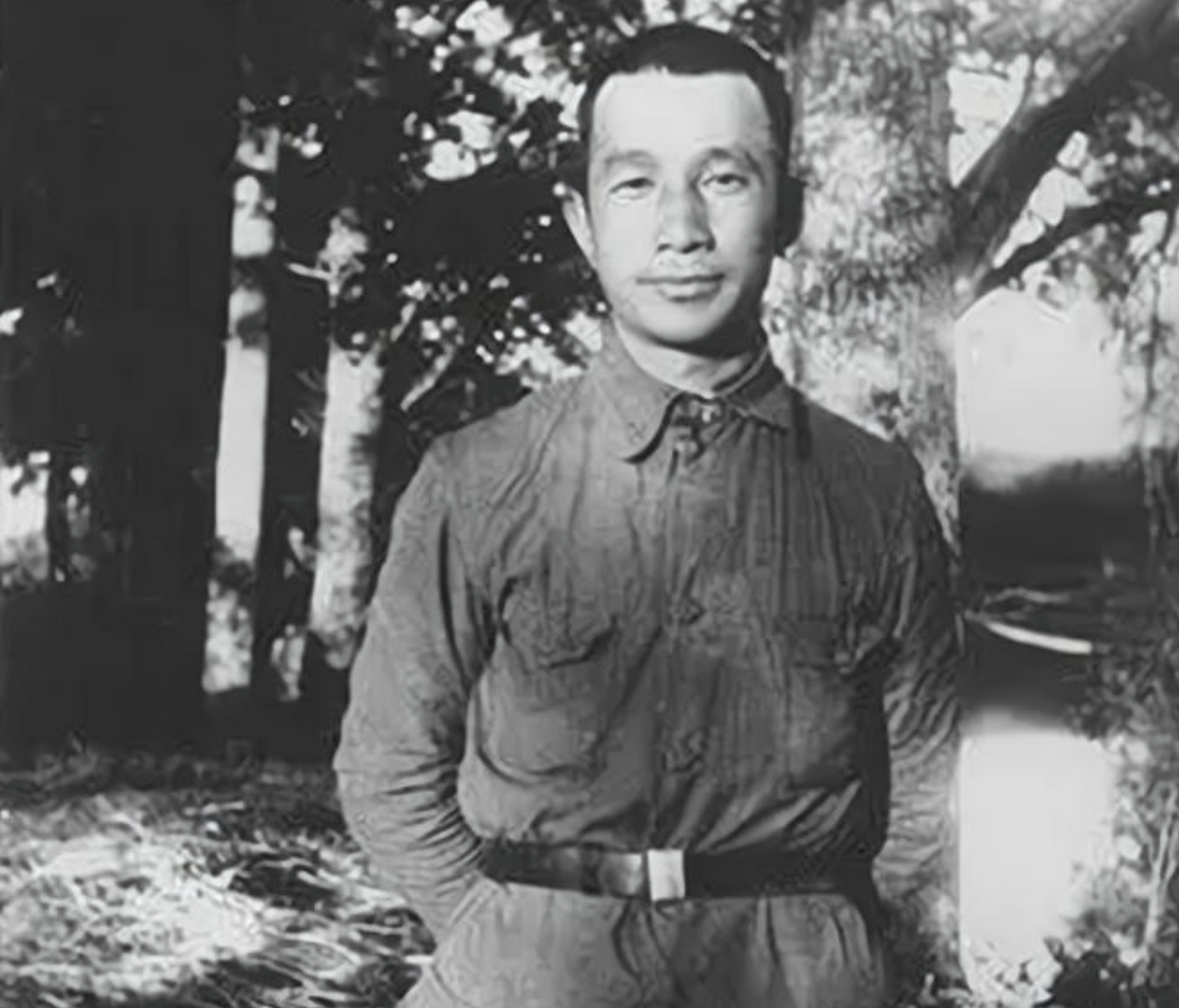 这是一张粟裕将军刚30岁出头的照片,看上去眉清目秀.