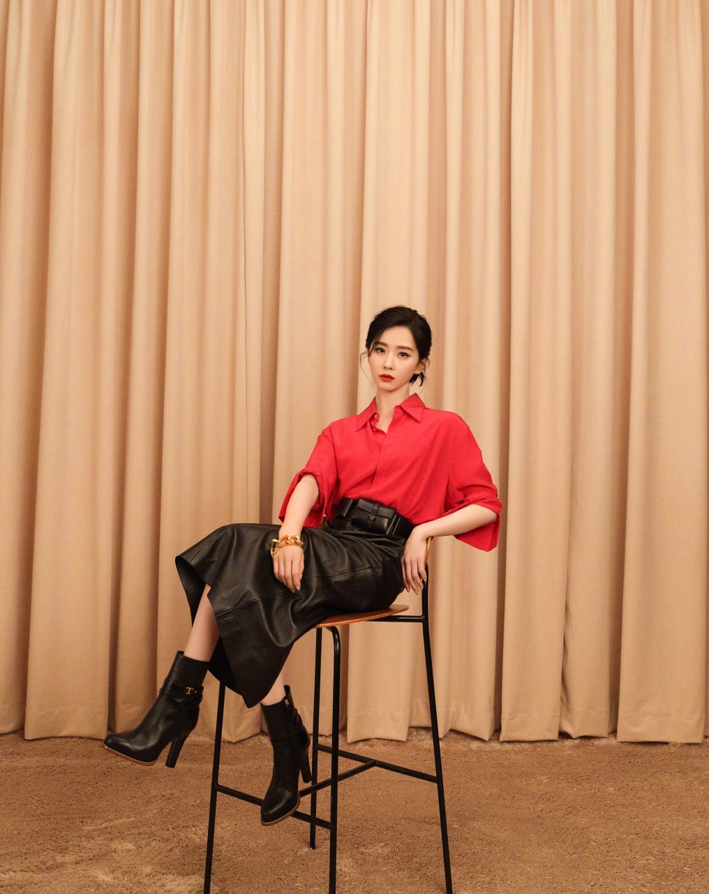 刘诗诗红色衬衣皮裙穿搭,尽显气质,看起来好高冷,这是御姐风吗?