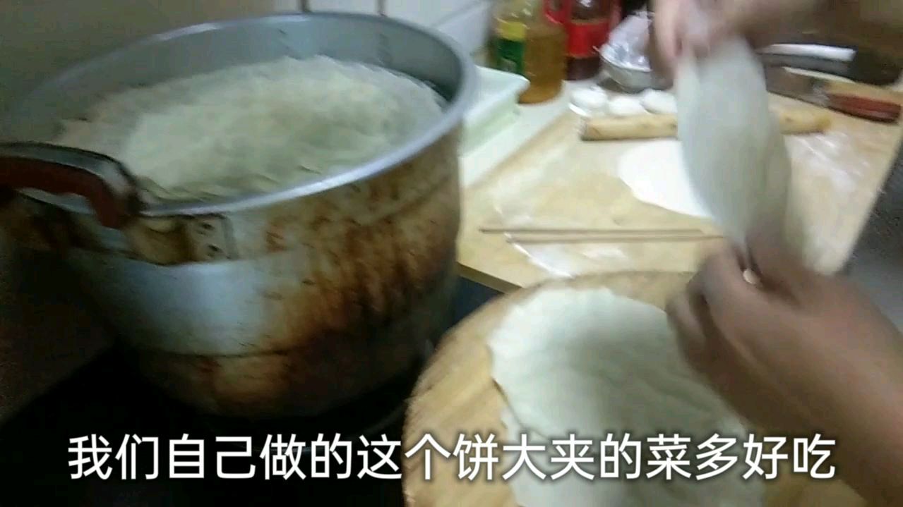 今天嫂子教大家做烤鸭薄饼夹菜吃,简单易学,老少都喜欢吃,过瘾