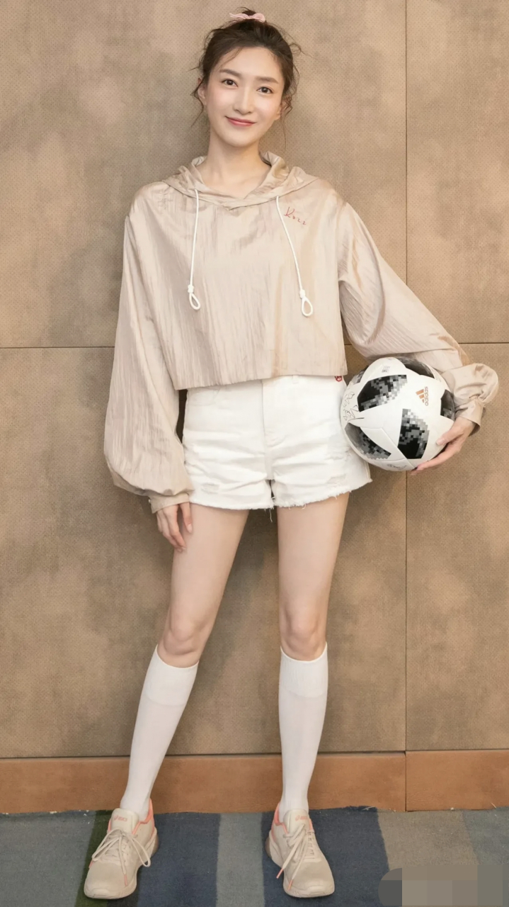 江疏影丨棕色卫衣白色牛仔短裤,可爱又吸睛[good][good][good]