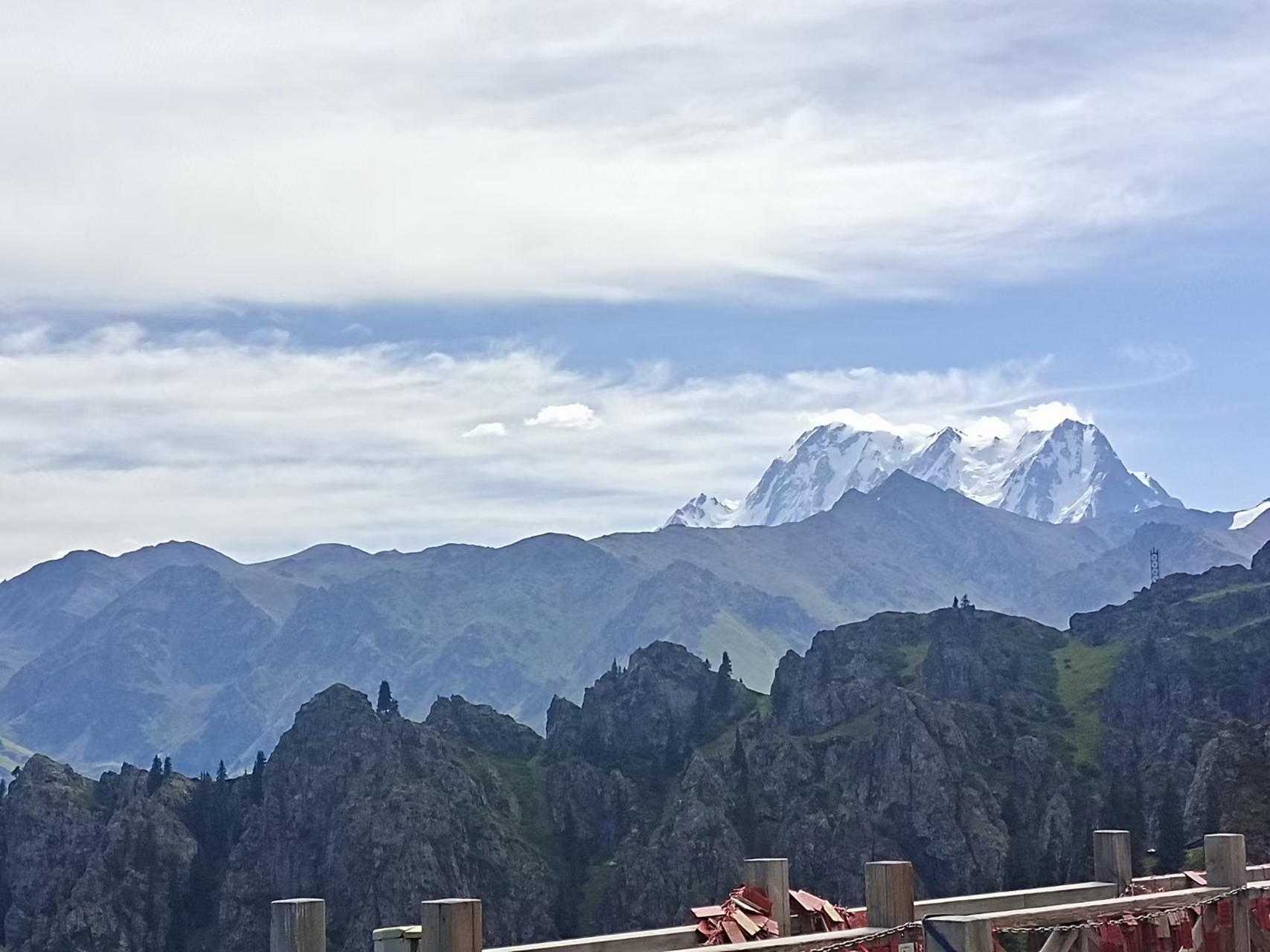 博格达雪山海拔5445米,登顶马牙山俯瞰天山天池,一百步病去体健,两百