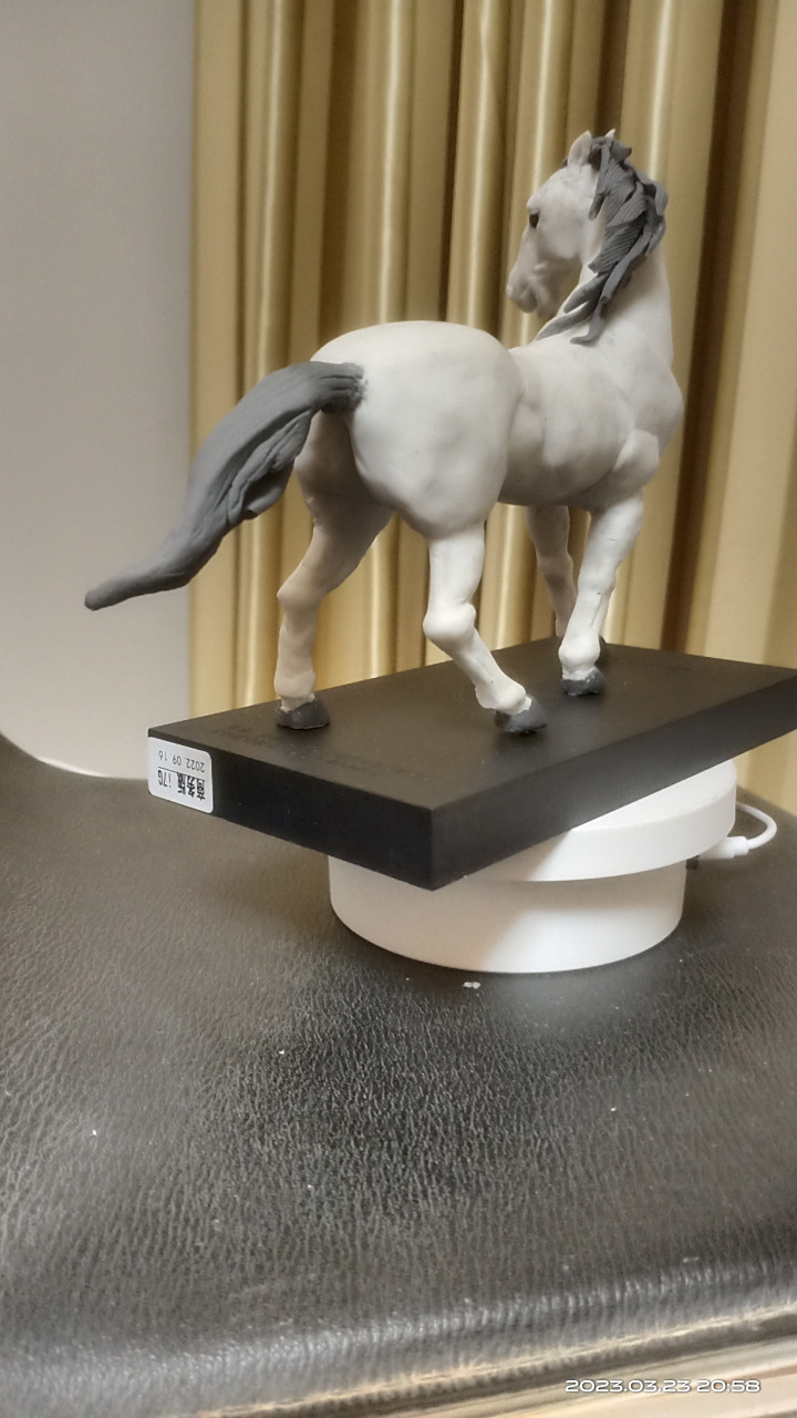 接着就可以用铁丝扎一个马的骨架,再将马头与骨架绑在一起,在骨架上绑