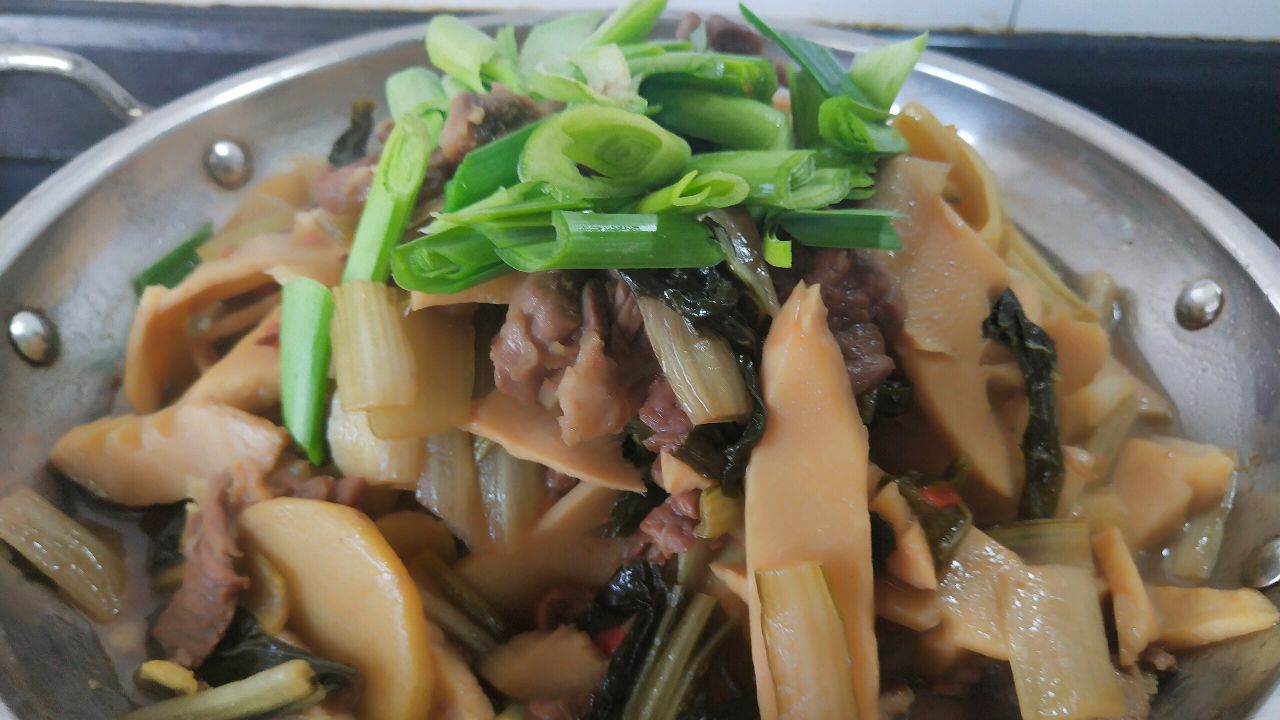 浙江湖州-当地人很喜欢吃的一道菜,牛肉腌菜锅仔