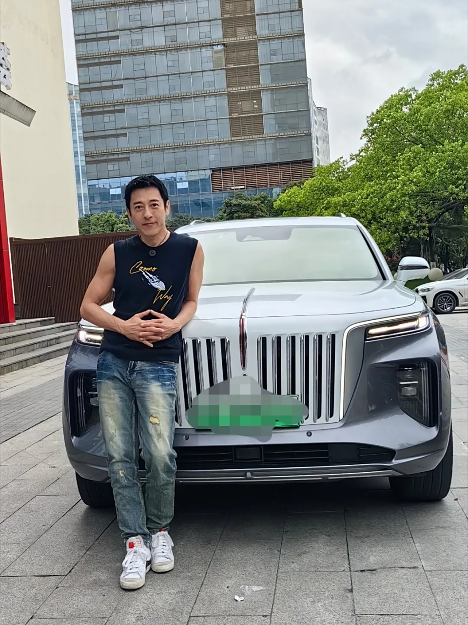 最帅"令狐冲"吕颂贤发文感谢卡宾让他坐上了一直心心念念的红旗.