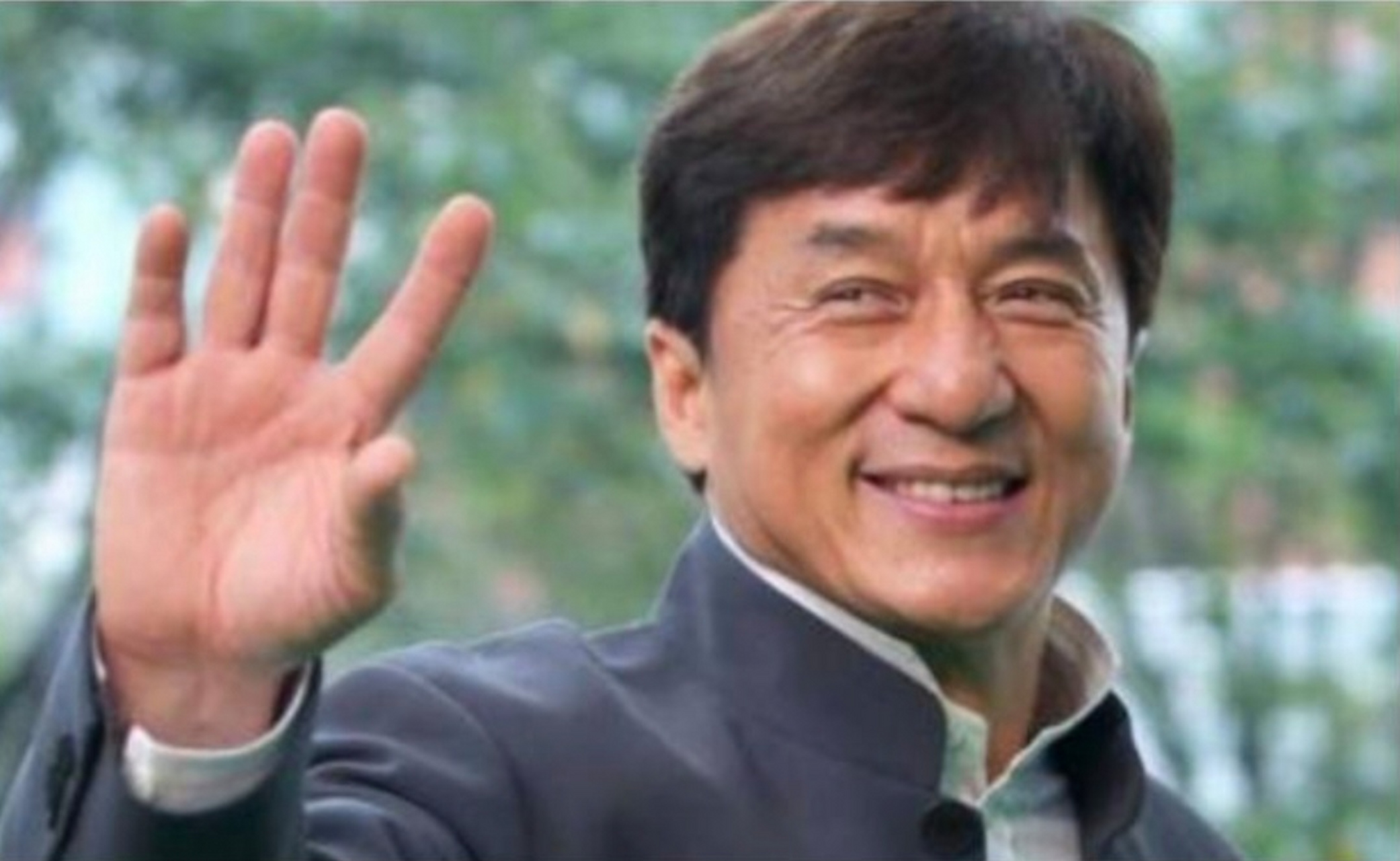 成龙大哥在鲁豫有约节目中坦率承认曾参与假慈善的经历,引发社会广泛