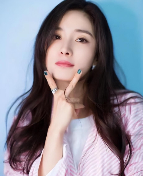 杨幂透露自己经历了背叛,说话时声音哽咽,脸色难看