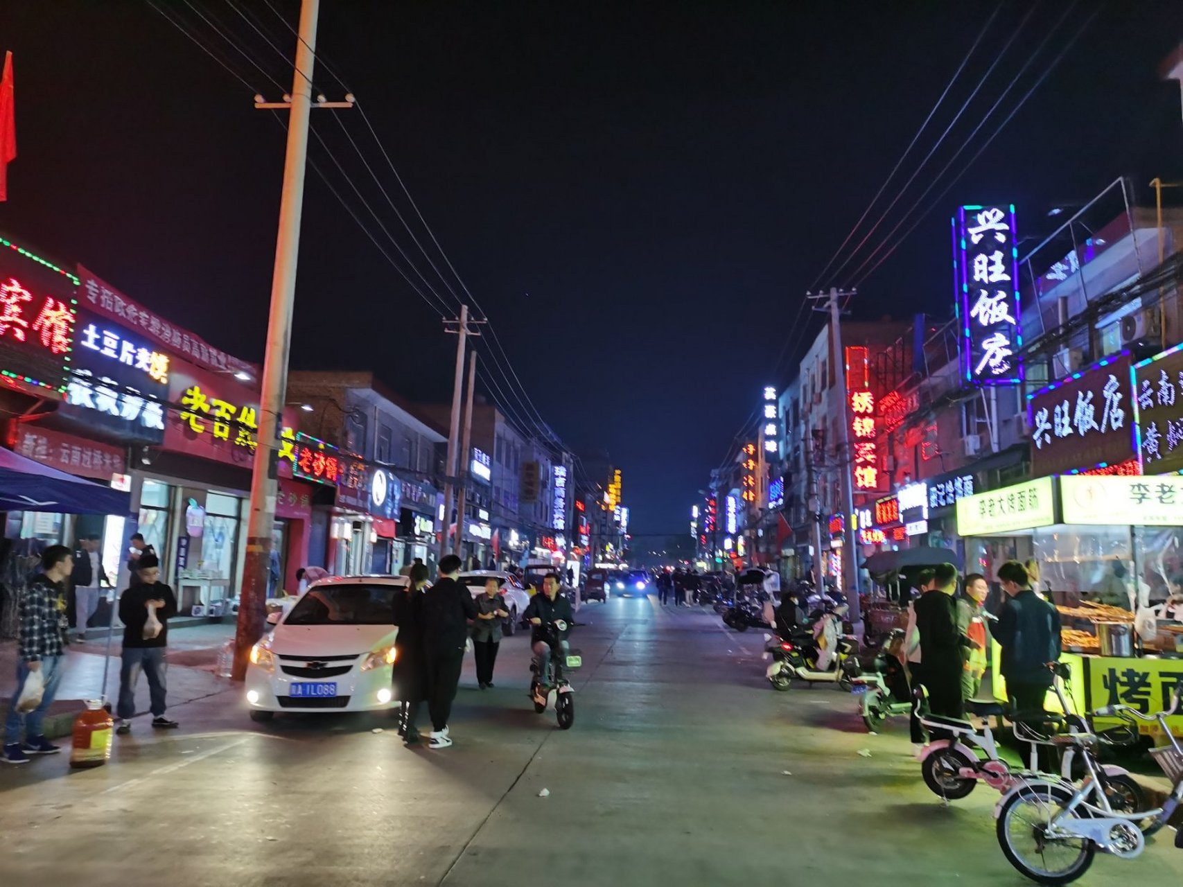 阎良城区铝业路上南孙村的这条街烟火气息还是很浓的,这个最主要是