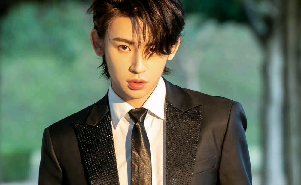 "说唱顶流"王琳凯与蔡徐坤节目"互怼"兄弟卖其私人物品盈利