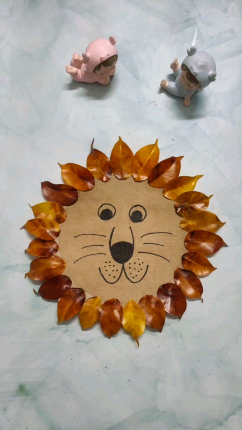 和孩子捡几片秋天的落叶,做个可爱的狮子吧