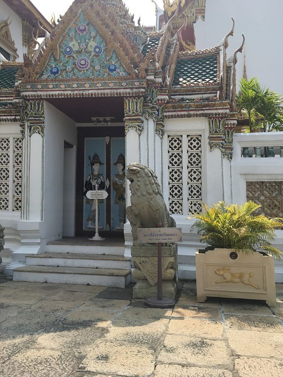 风水中有个独阴煞也叫孤阴煞,也就是住宅靠近寺庙,坟场,殡仪馆,医院等