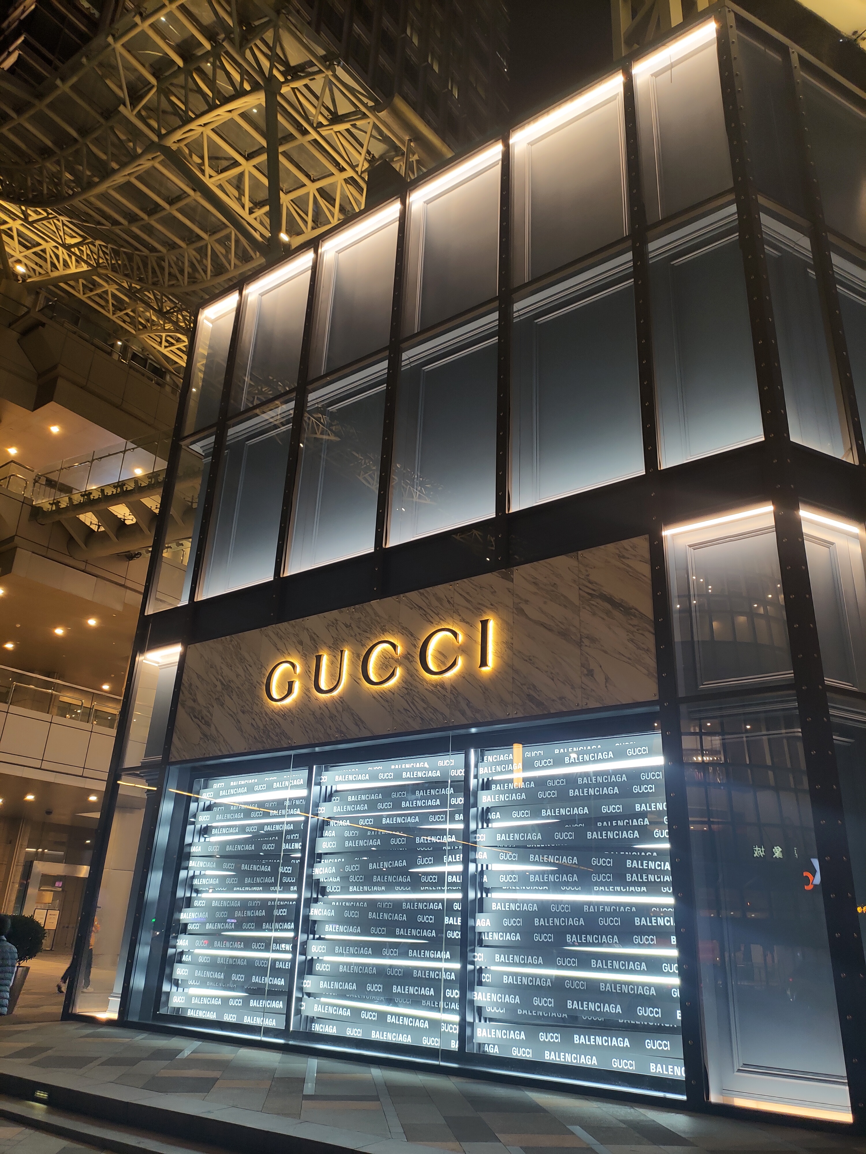 虽然经济形势差,但是lv公司市值却节节攀升大涨,这只能说明一点,就是