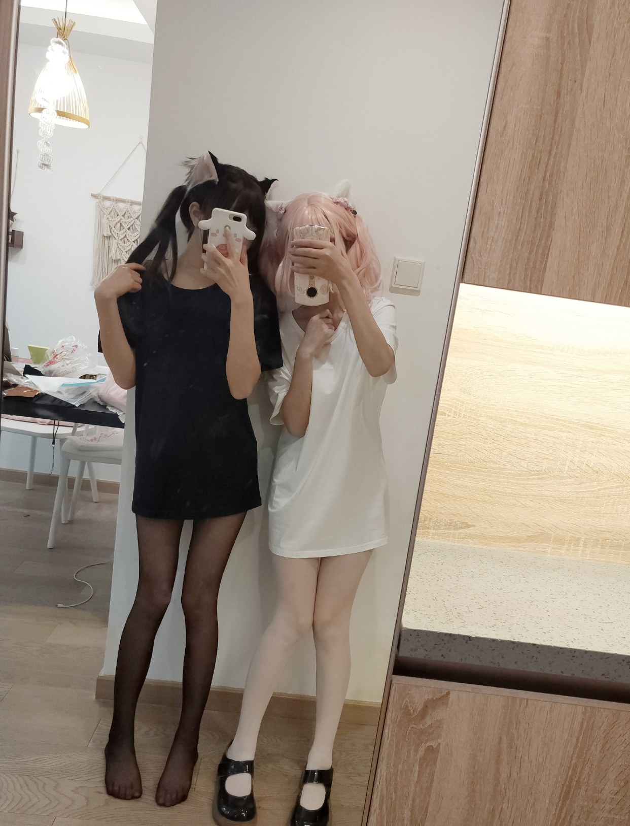 cosplay:黑白两只可爱的猫娘,遮住脸不见人,难道只能看腿吗?