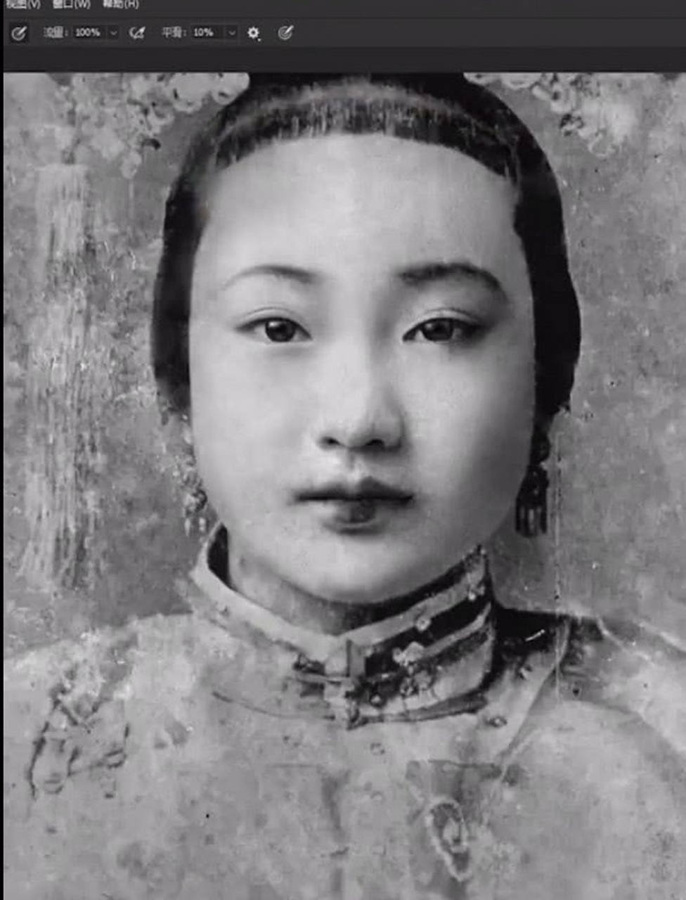 光绪帝的宠妃珍妃特别喜欢摄影,据说她曾在1894年前后,偷偷从宫外购进