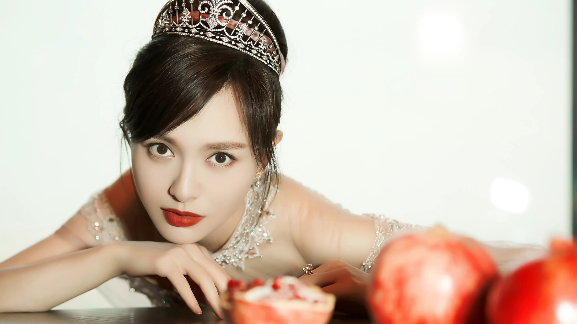 唐嫣《时尚芭莎》封面,挑染短发,又美又飒