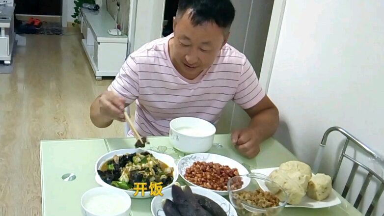 白菜炒木耳在我们东北叫黑白菜,清淡爽口,二哥:配稀饭的好搭档