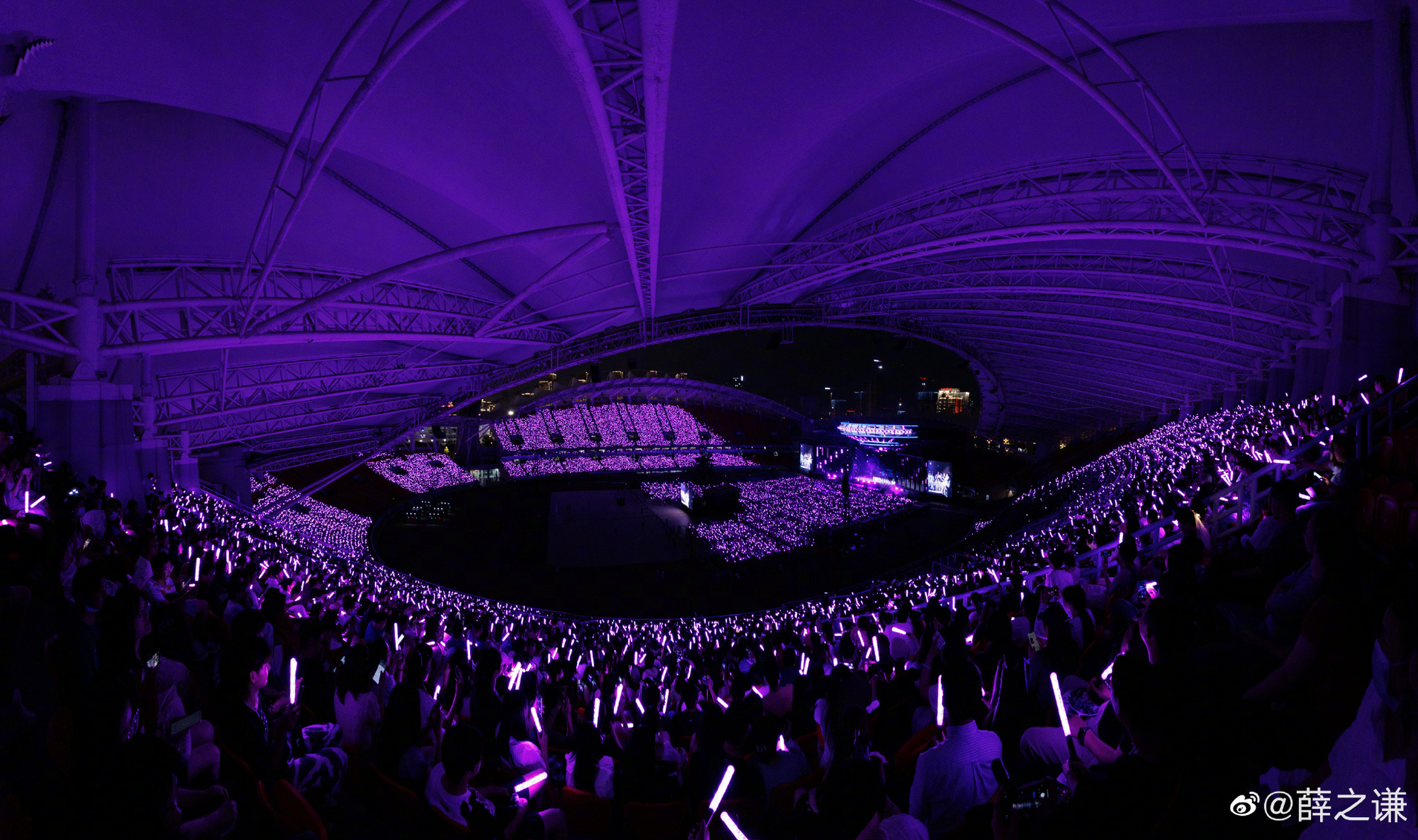 薛之谦演唱会进行的如火如荼,竟然直接官宣宜昌还有加场,粉丝们都太