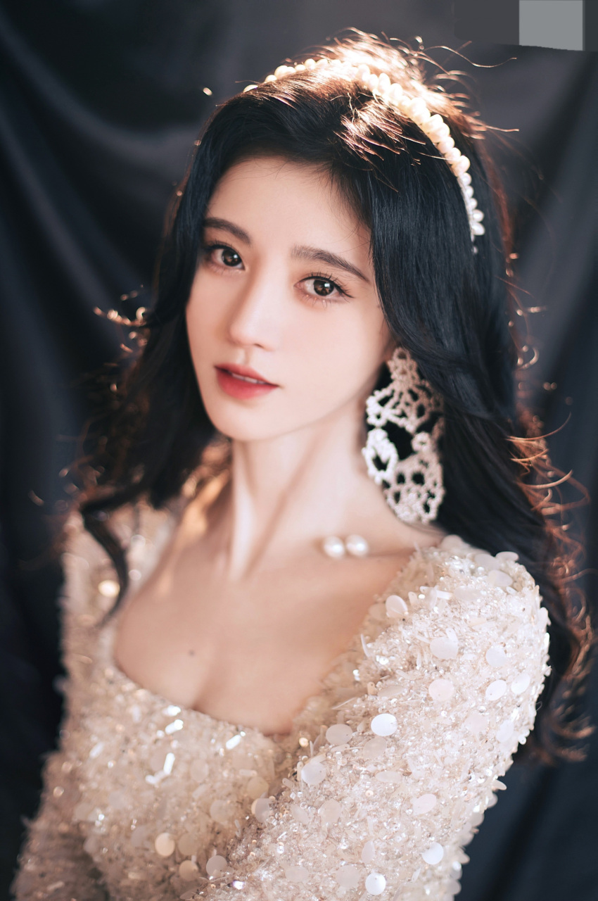 鞠婧祎身穿着一袭方领亮片晚礼服,方领设计复古大气,秀出深邃的锁骨与