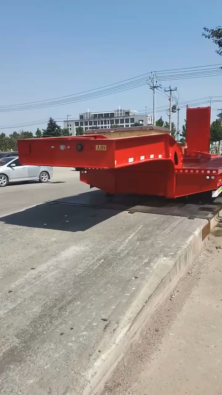 13米液压爬梯低平板半挂车 摊铺机运输车