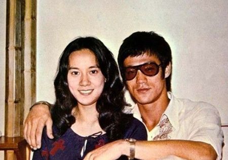 1973年,33岁李小龙猝死在女明星丁佩家,其徒弟求娶师娘另有所图