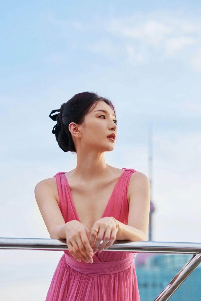 粉色系深v的江疏影美爆了,真的太爱了了.