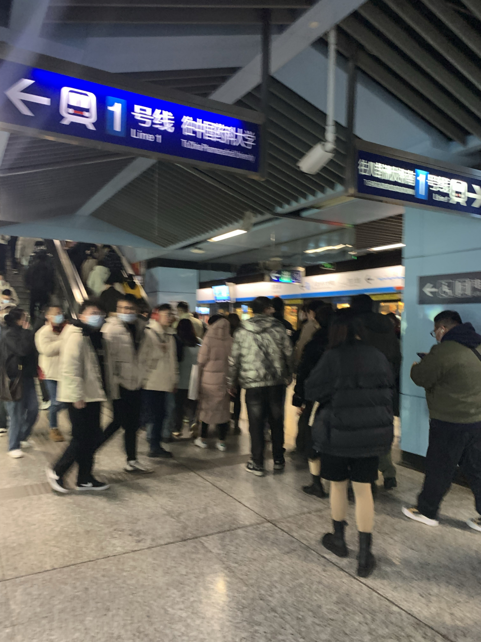 年轻的百家湖商圈,感觉游客/乘客的平均年龄比新街口低几岁的吧?