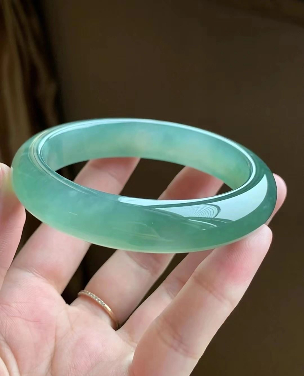 翡翠# 湖水绿翡翠玉手镯,种水好,手镯成色非常均匀,晶莹剔透,颜色很