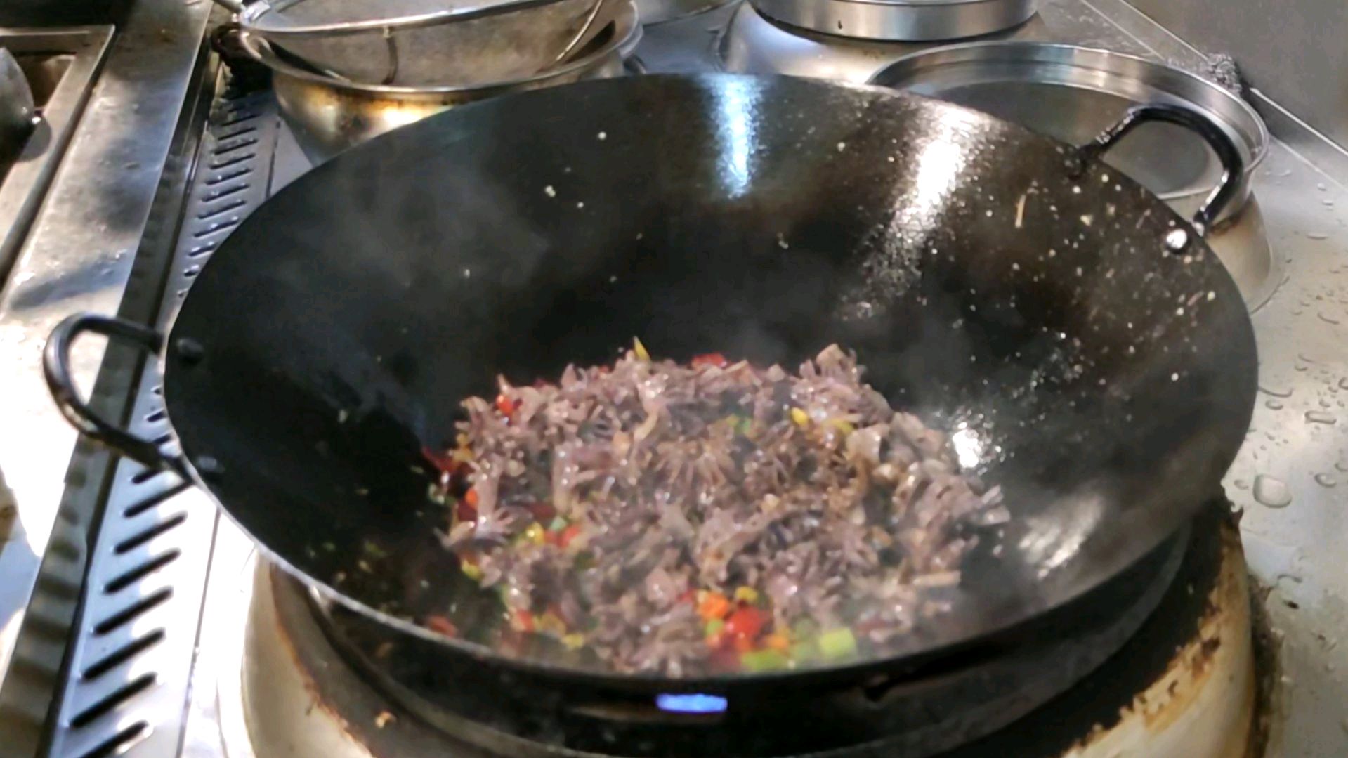 大厨教你米椒爆鹅胗的制作窍门,爽脆又入味,香辣过瘾