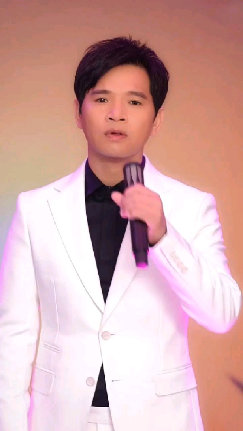 冷漠现场演唱红姑娘还是专业歌手唱的好听