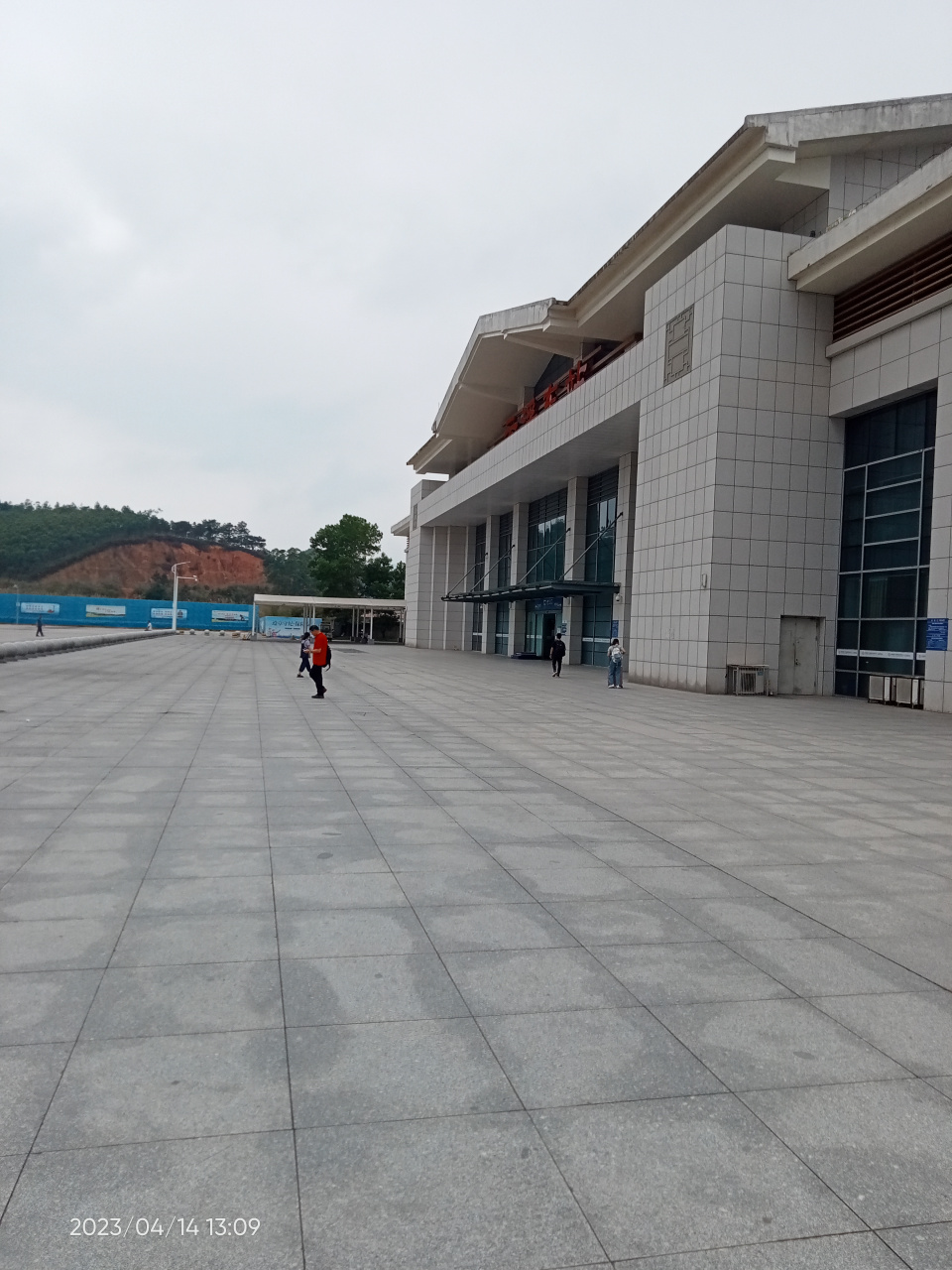 20230414周五下午出差广东省云浮市,又到云浮高铁站,门庭冷落少人烟